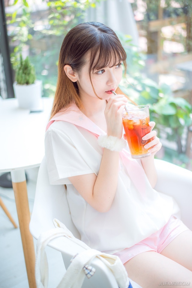 若要结婚，就嫁给一个视你如宝贝的男人，他会宽容你的小毛病，原谅你的不周到;他能照顾你，仿佛你是他的小妹妹;他能溺爱你，仿佛你是他的小宠物;他能赶走你偶尔冒出来的坏情绪，他能抱着你睡觉，给你做枕头，冬天不嫌你冷，夏天不嫌你热。